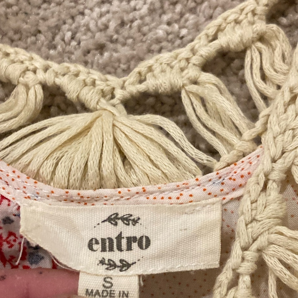 Entro Women’s Cream and Red Patterned Top Sz. Small - Picture 4 of 4
